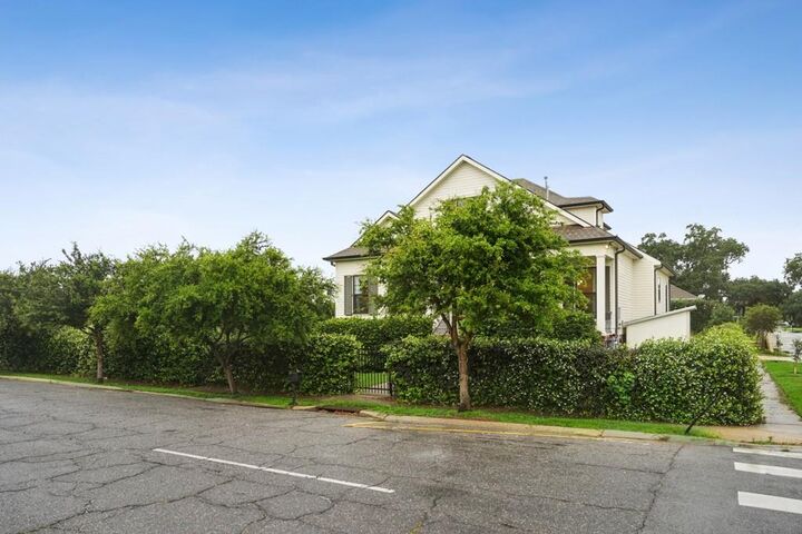 Property Photo:  1495-1499 Prentiss Avenue  LA 70122 