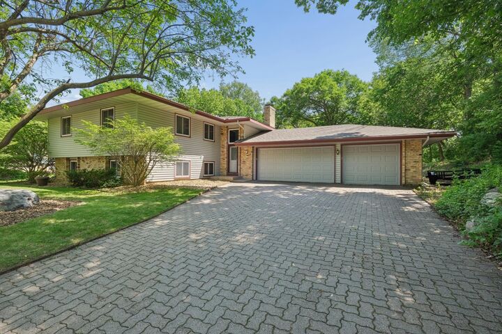 Property Photo:  3203 Red Oak Circle S  MN 55337 
