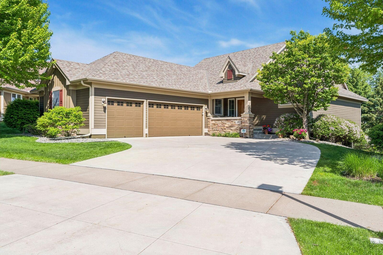 Property Photo:  1367 Palisade Path  MN 55129 