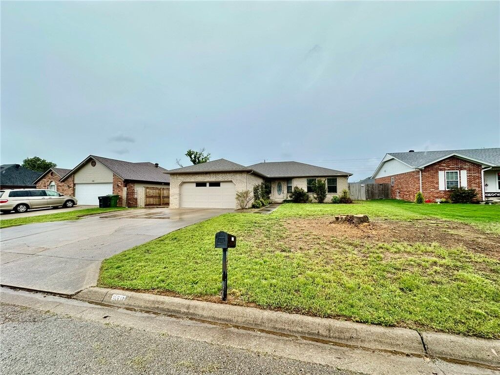 Property Photo:  2311 W Willow Street  AR 72756 