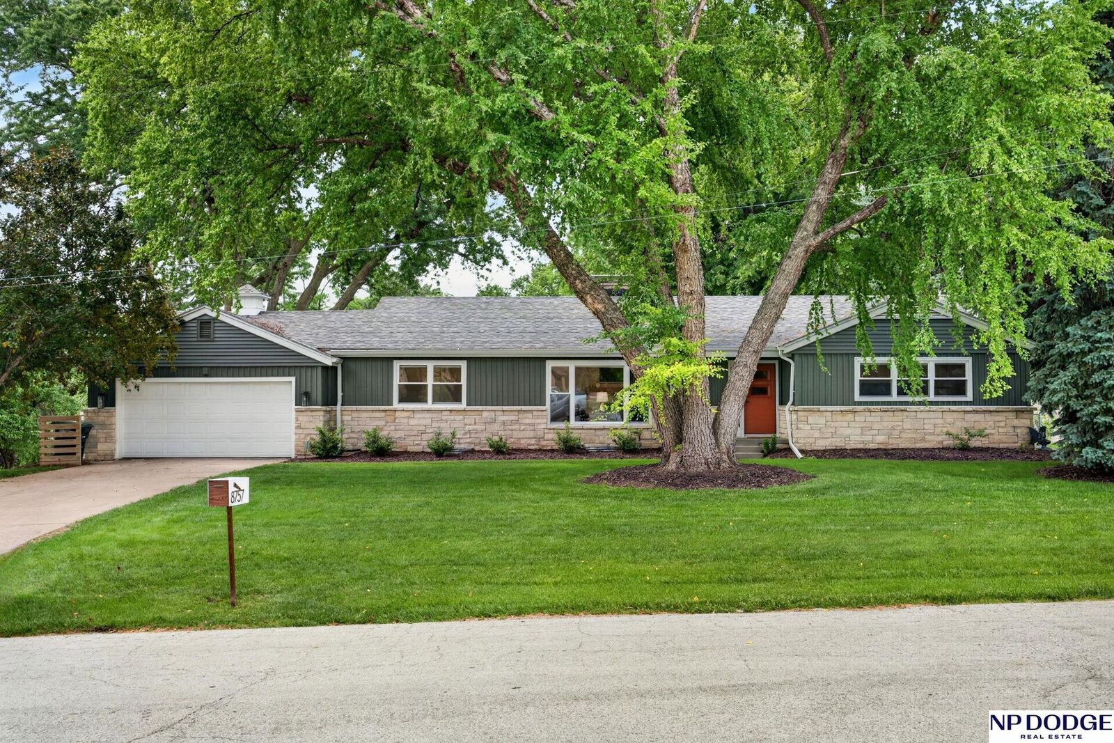 Property Photo: 8757 Shamrock Road NE 68114