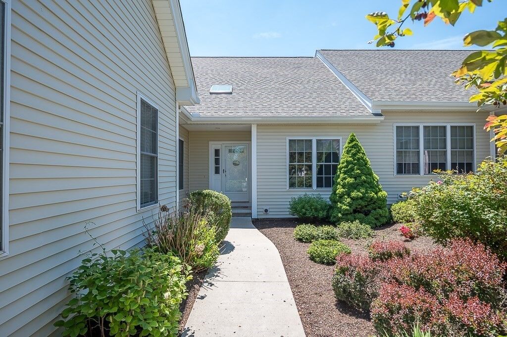 Property Photo:  7 Blossom Tree Drive 7  MA 01545 