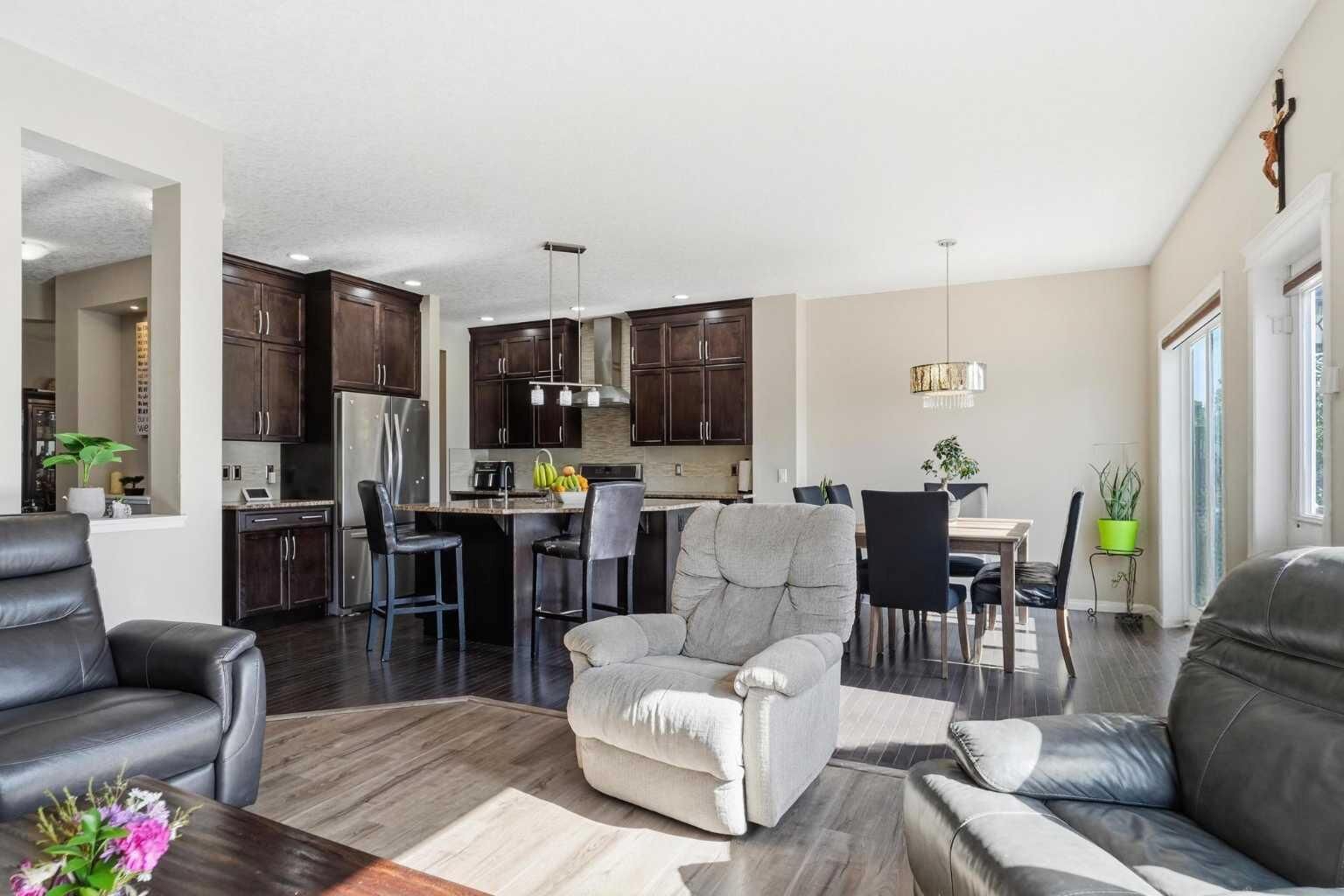 Property Photo: 19 Hillcrest Link SW AB T4B 4B1