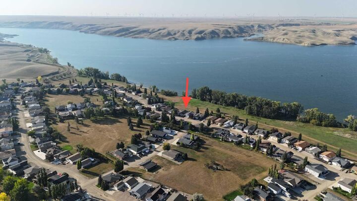 Property Photo: 654 Lakeside Drive AB T0B 2R0