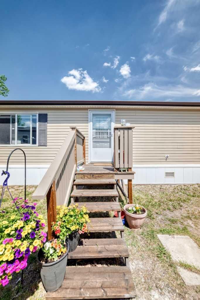 Property Photo:  76 Westwood Court  AB T4G 1S2 
