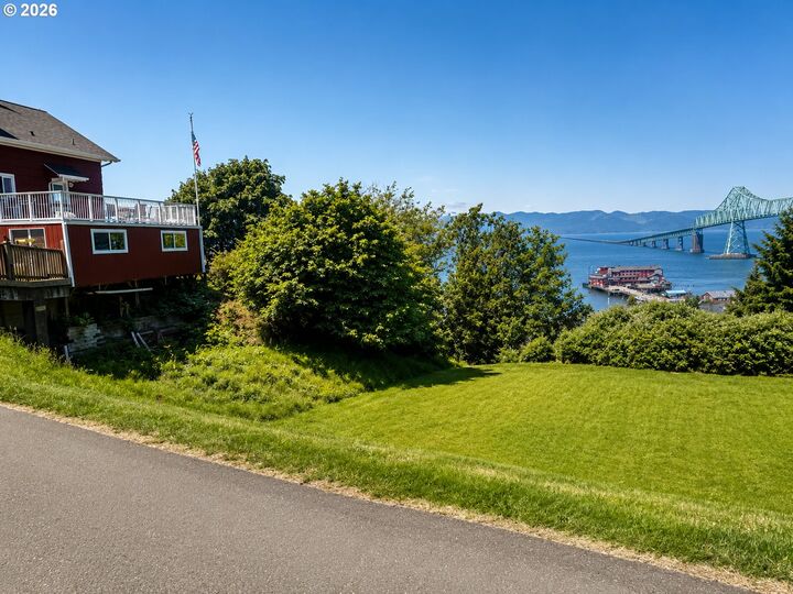 Property Photo: 356 Floral St OR 97103