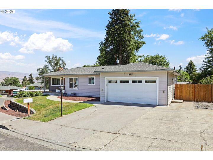 Property Photo:  705 E 21st Pl  OR 97058 