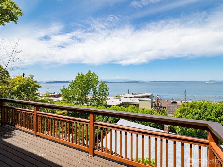 Property Photo:  2364  Hobart Avenue SW  WA 98116 