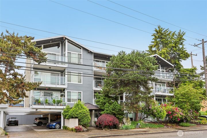 Property Photo: 5249 40th Avenue NE 404 WA 98105