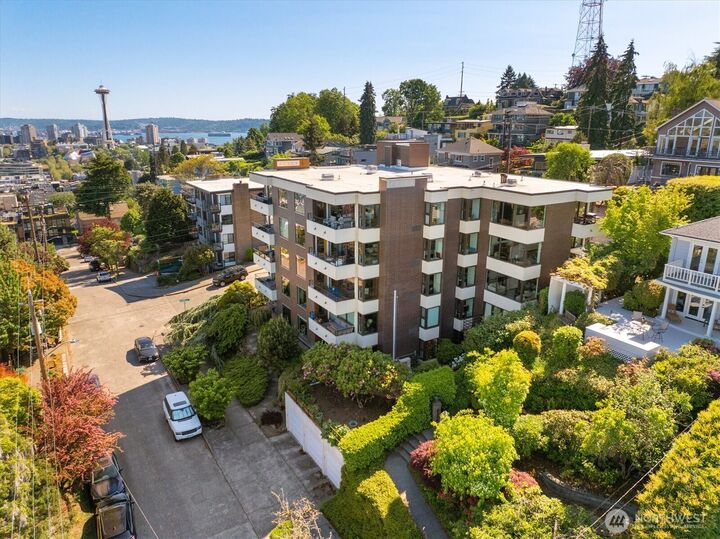 Property Photo:  1605  5th Avenue N 302  WA 98109 