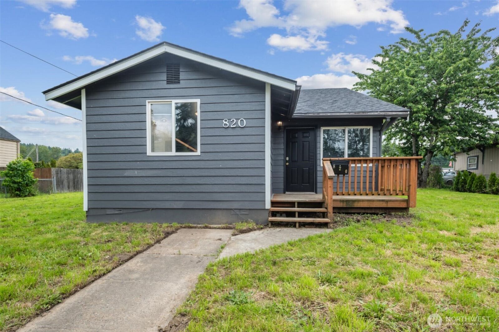 Property Photo:  820 N 1st Avenue  WA 98626 