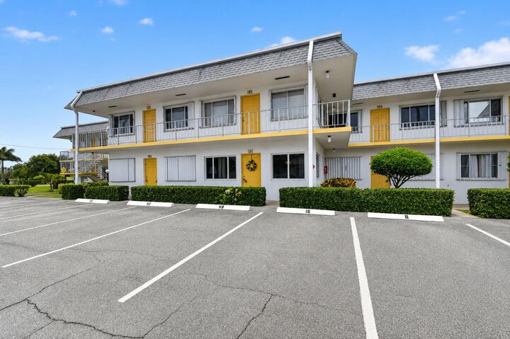 Property Photo:  3240 Lake Osborne Drive Apt 104  FL 33461 