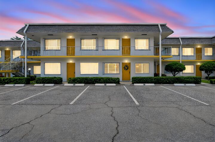 Property Photo: 3240 Lake Osborne Drive Apt 104 FL 33461