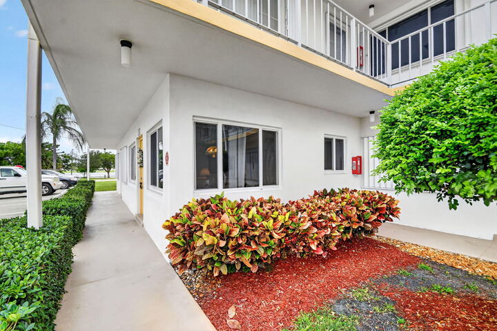 Property Photo:  3240 Lake Osborne Drive Apt 104  FL 33461 