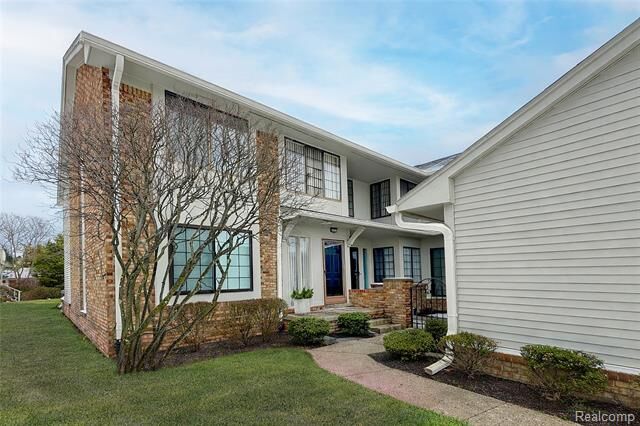 Property Photo: 6011 Pebble Lane Court MI 48322