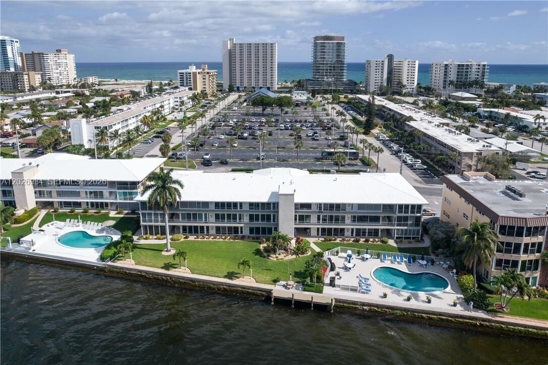 Property Photo: 743 N Riverside Dr 4B FL 33062