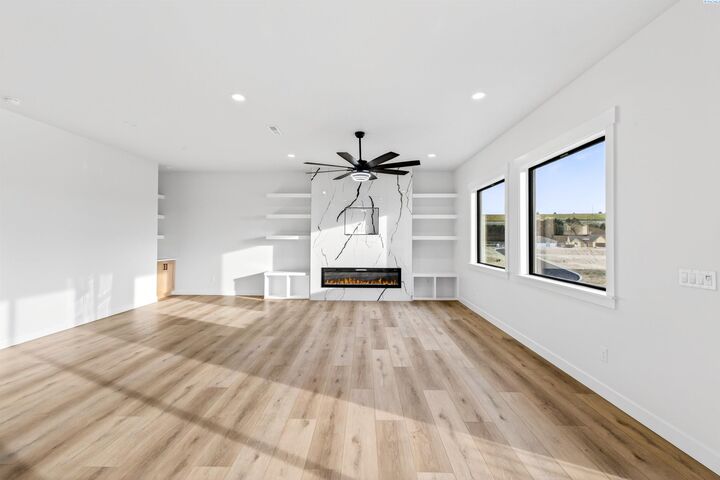 Property Photo:  1030 S Florida Pl  WA 99338 
