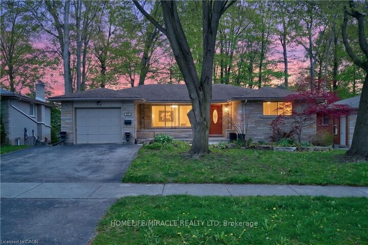 217 Pinegrove Crescent — photo 1