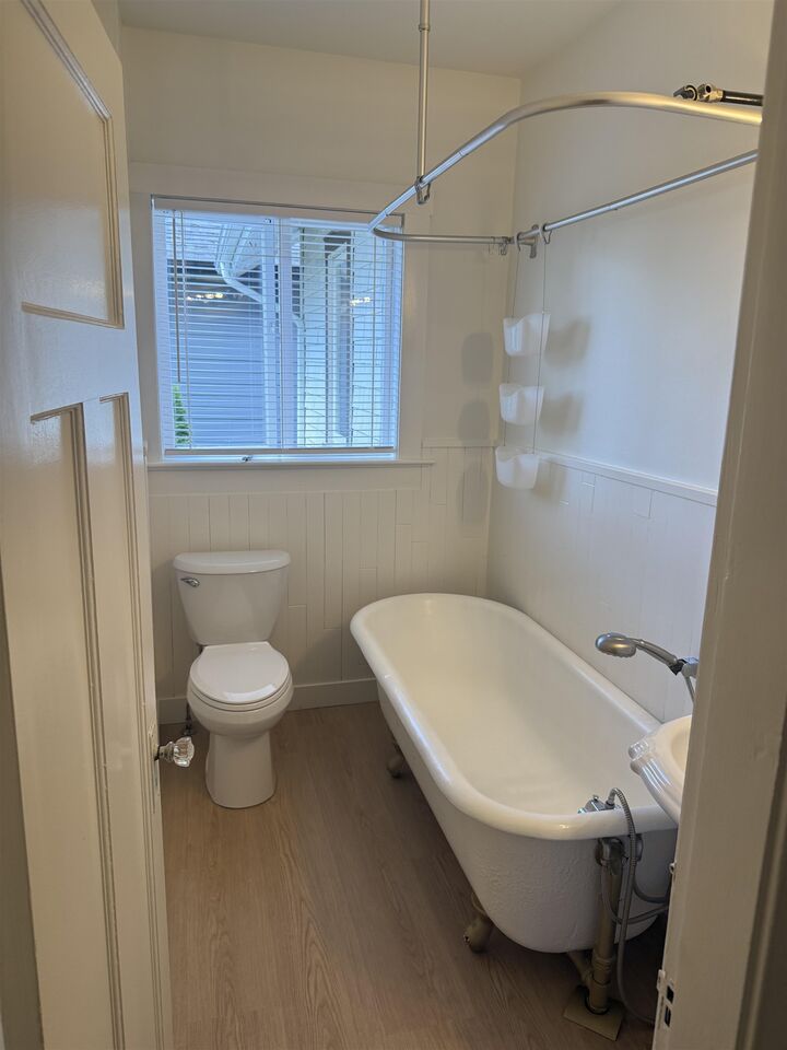Property Photo:  3371 Chesterfield Avenue 102  BC V7N 3N2 