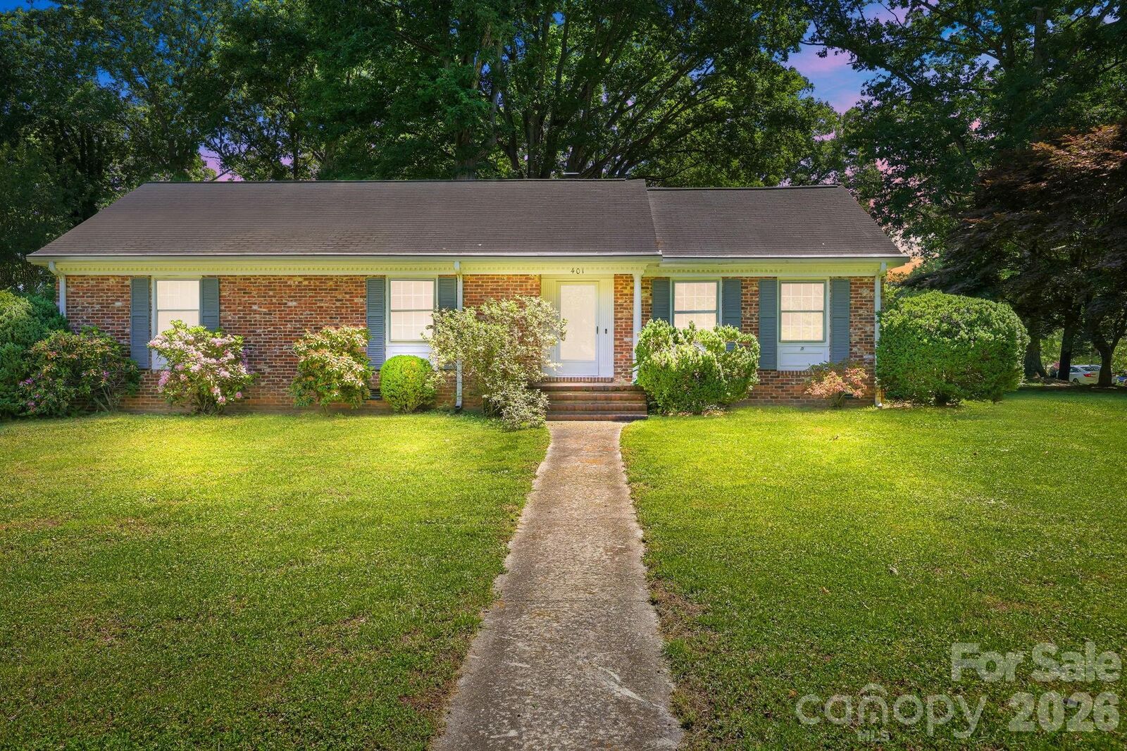 Property Photo: 401 White Oaks Drive NC 28147