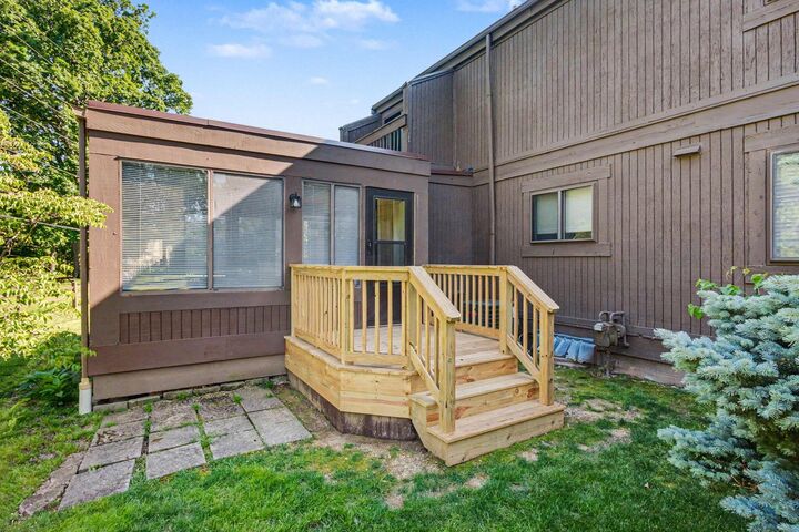 Property Photo: 2129 Brookhurst Avenue OH 43229