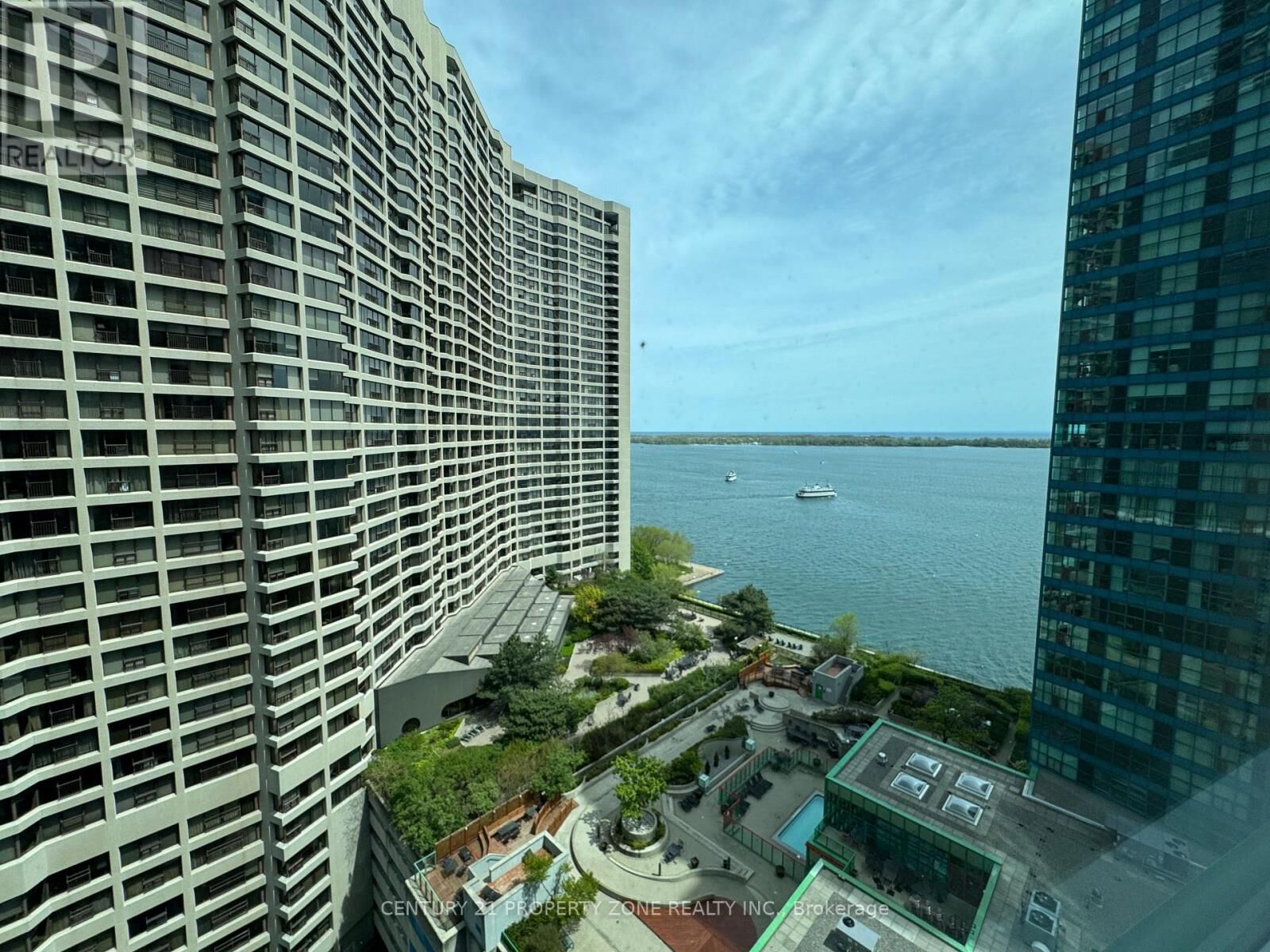 Property Photo:  77 Harbour Square 2105  ON M5J 2S2 