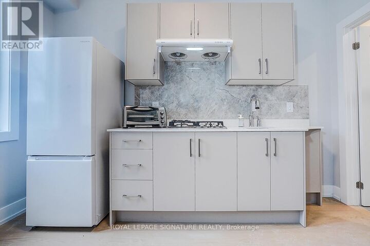 Property Photo:  252 Annette Street 2  ON M6P 1R1 