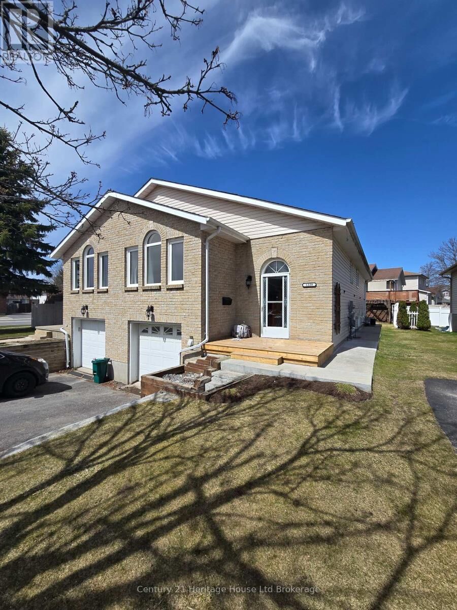 Property Photo:  1229 Brackenwood Crescent  ON K7P 2W4 