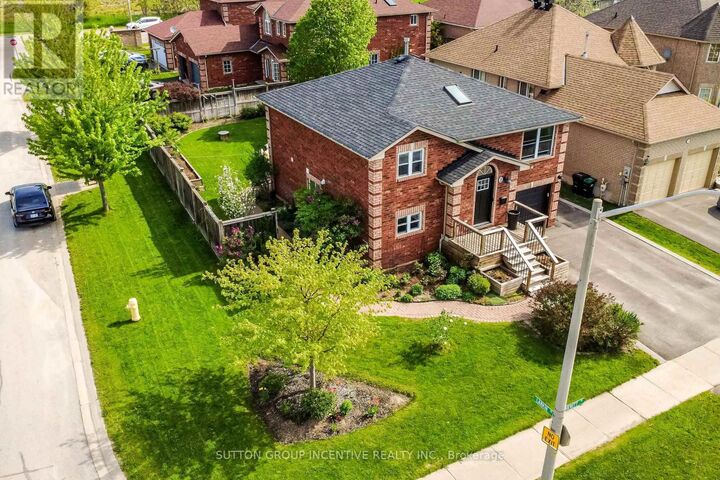Property Photo:  2 Hewitt Place  ON L4M 7B4 