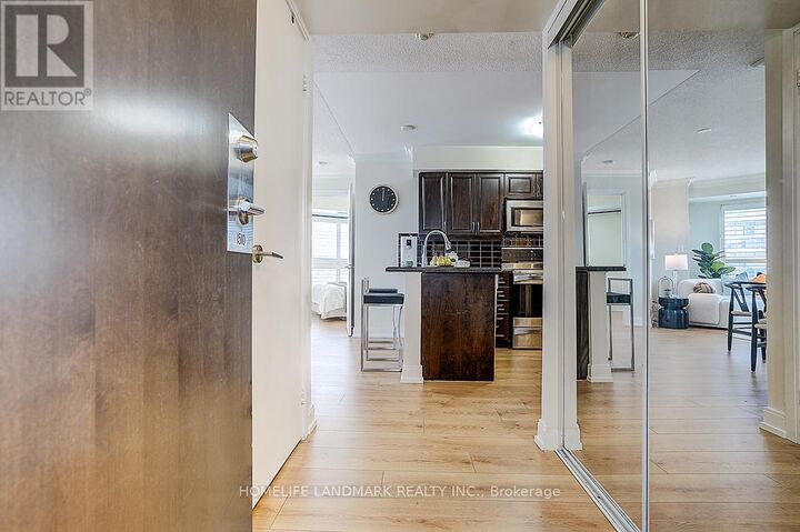 Property Photo: 125 Village Green Square 1510 ON M1S 0G3