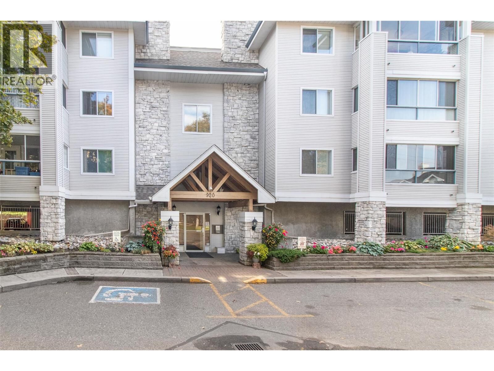 Property Photo:  920 Glenwood Avenue 103  BC V1Y 9P2 