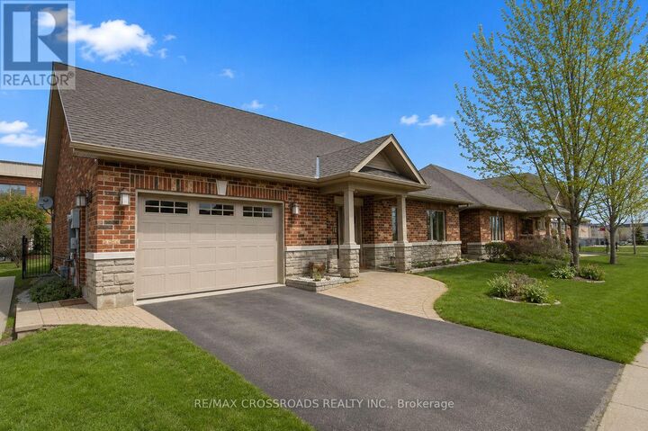Property Photo: 8 Green Arbour Way ON K9V 0E6