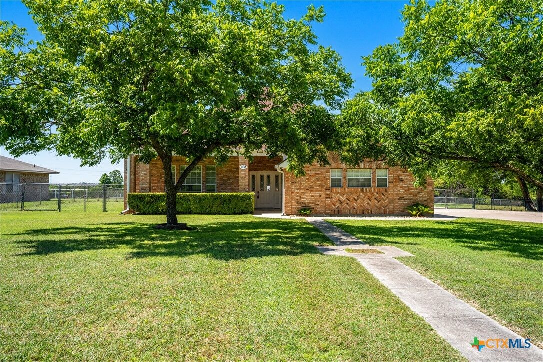 Property Photo: 408 Briarcroft Lane TX 76542