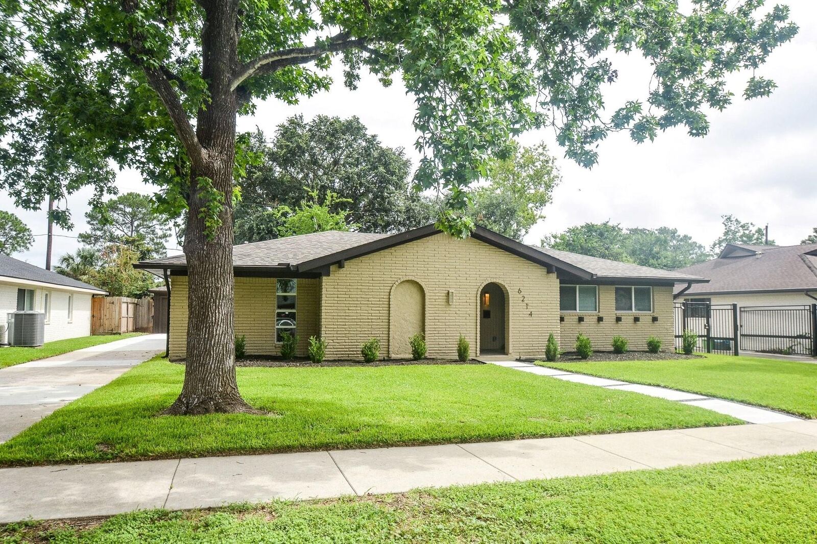 Property Photo:  6214 Yarwell Drive  TX 77096 