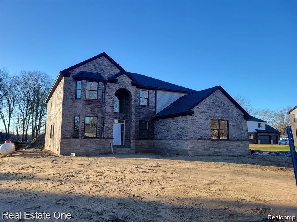 Property Photo:  33 Paragon Drive  MI 48098 4628 