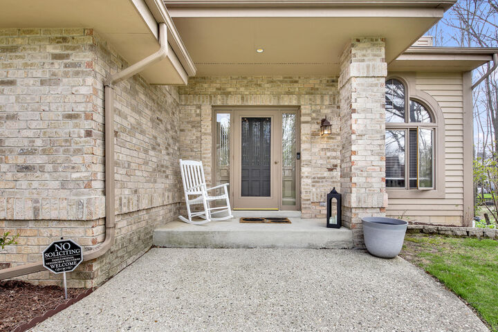 Property Photo:  S79w19225 River Oaks Ct  WI 53150 