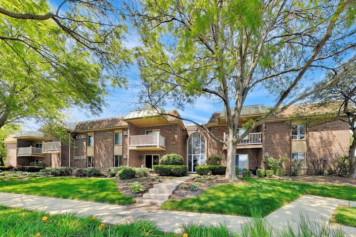 Property Photo: 906 W Alleghany Drive 1B IL 60004