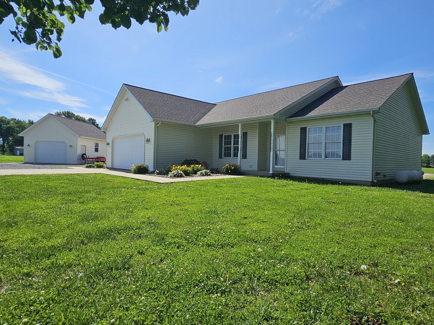 Property Photo:  