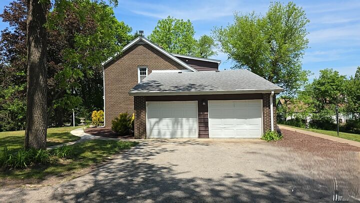 Property Photo:  87 W Surrey Lane  IL 60010 