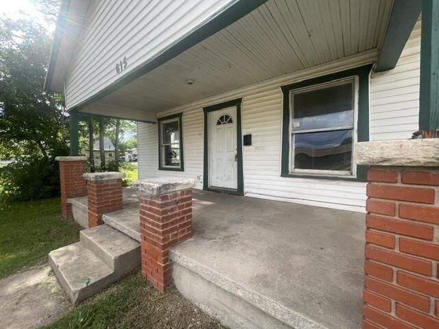 Property Photo:  615 W Broadway  OK 74601 