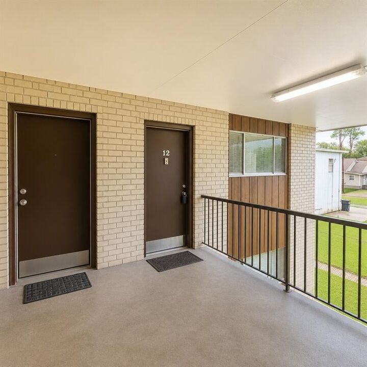 Property Photo:  106 E 3rd Street 12  LA 70037 