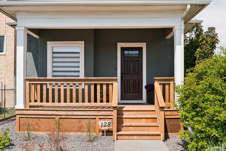Property Photo:  128 18 Avenue NE  AB T2E 1M9 