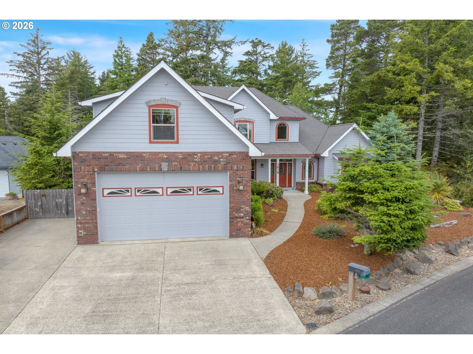 Property Photo: 1619 Willow Loop OR 97439