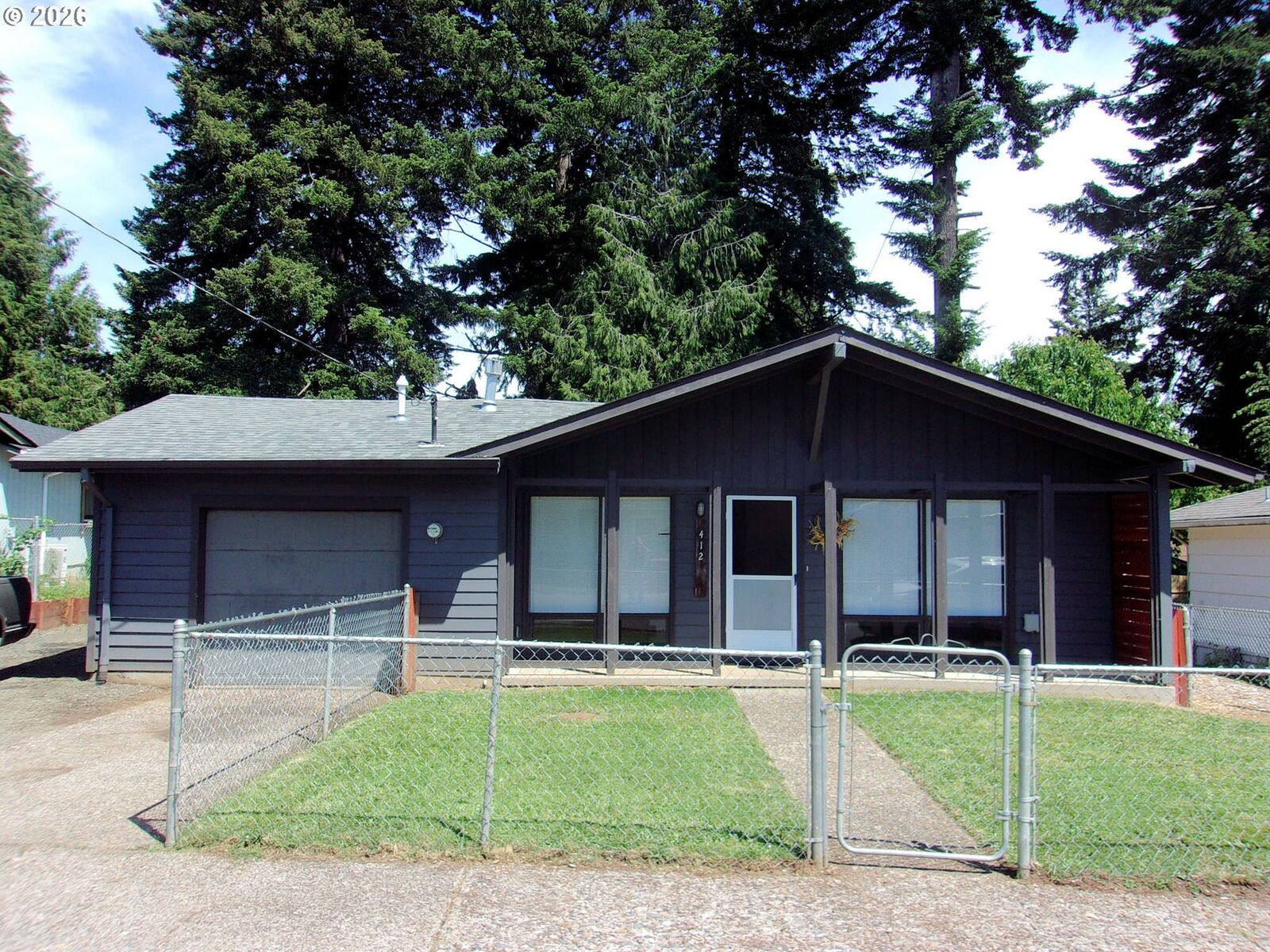 Property Photo:  412 SW Fir St  OR 97396 