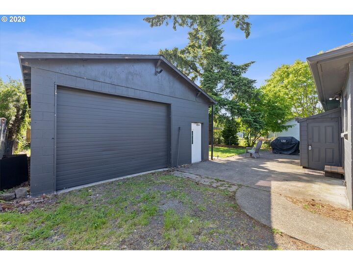 Property Photo: 4100 SE 98th Ave OR 97266