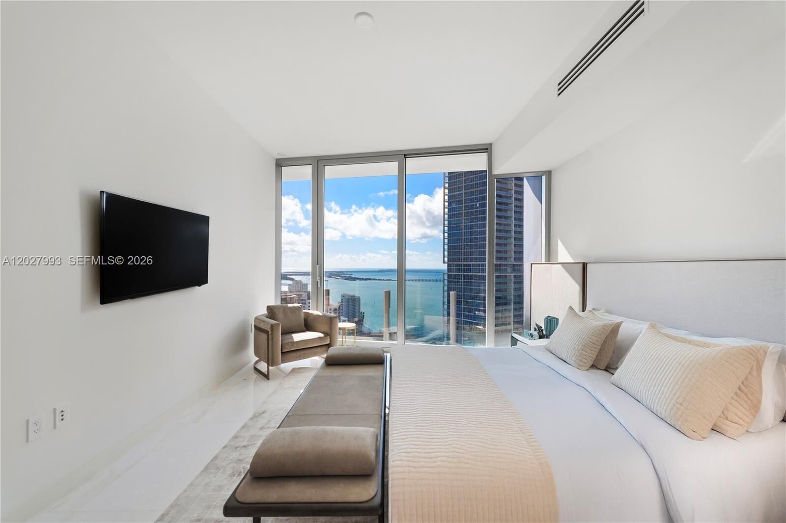 Property Photo:  300 Biscayne Boulevard Way 3905W  FL 33131 