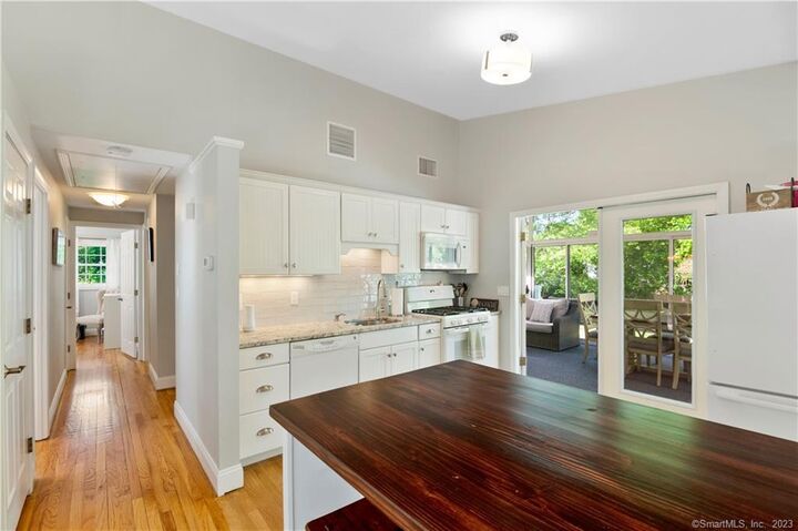 Property Photo: 10 London Court CT 06475