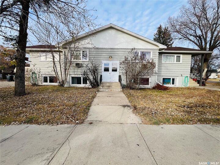 335 Chaplin Street W — photo 1