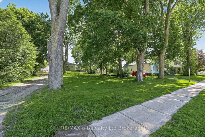 305 Hall Street — photo 1
