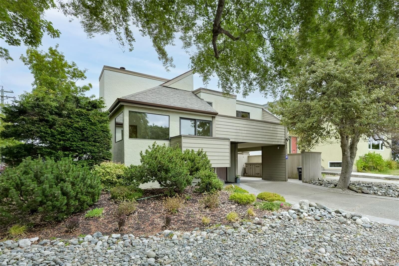 Property Photo:  558 Dallas Rd  BC V8V 1B4 